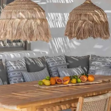 Barbara, By Red Windmill 빌라 칼라파티스