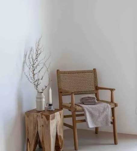 Barbara, By Red Windmill 别墅